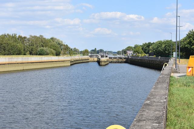 De sluis op het Netekanaal in Duffel, gezien in de richting van Lier